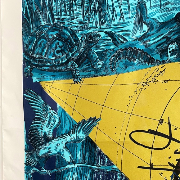 Dior around the world print
Hand-topstitched edges 
100% silk
Made in Italy - Picture 4 of 4